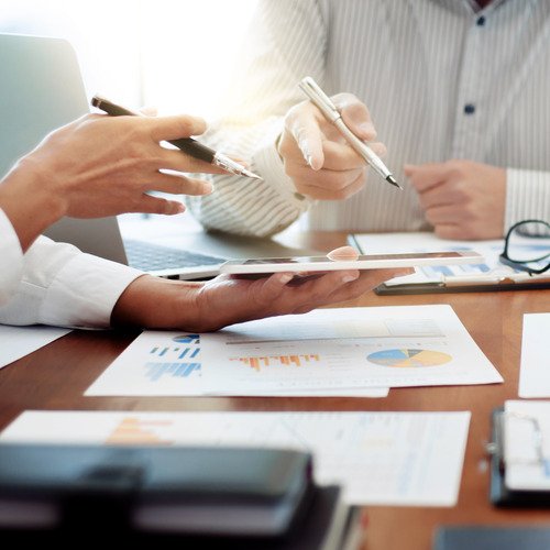 Buro Jurídico reunido, manos con documentos